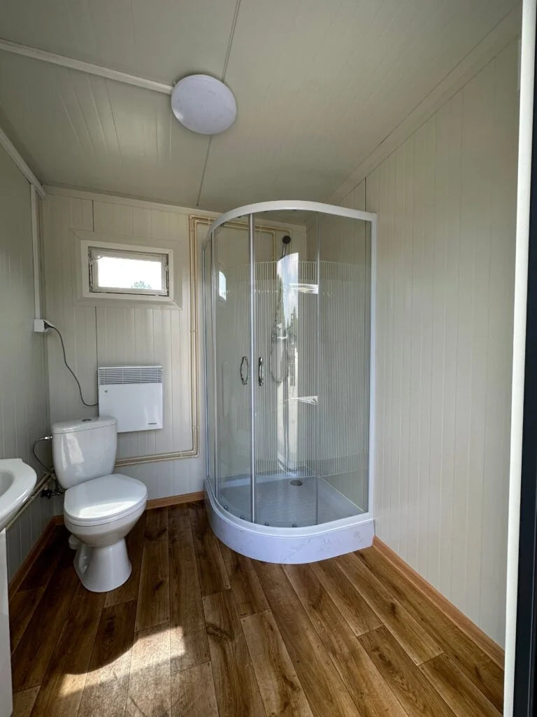 Sanitärcontainer 4,00 × 2,00 m mit 2 Duschen, WC und Abwassertank