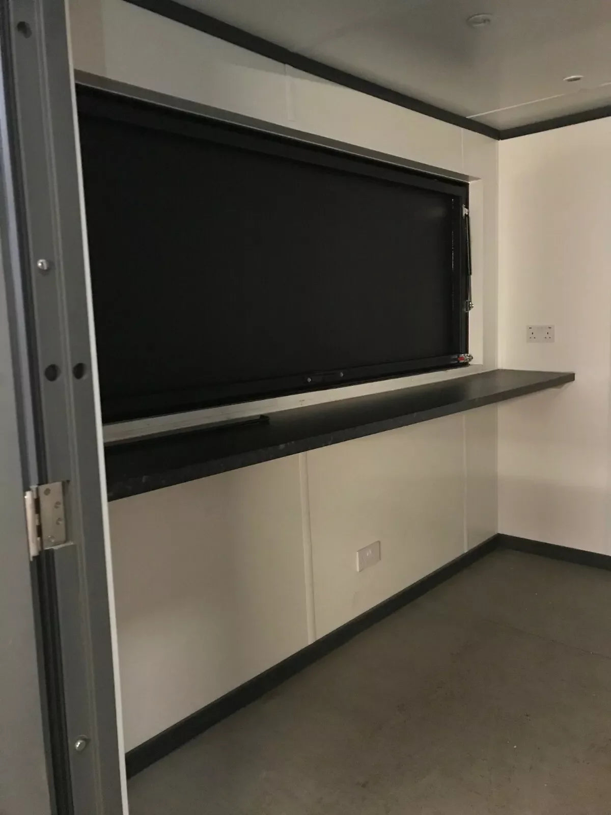 Professioneller Barcontainer 10 × 8 Fuß mit Holzverkleidung