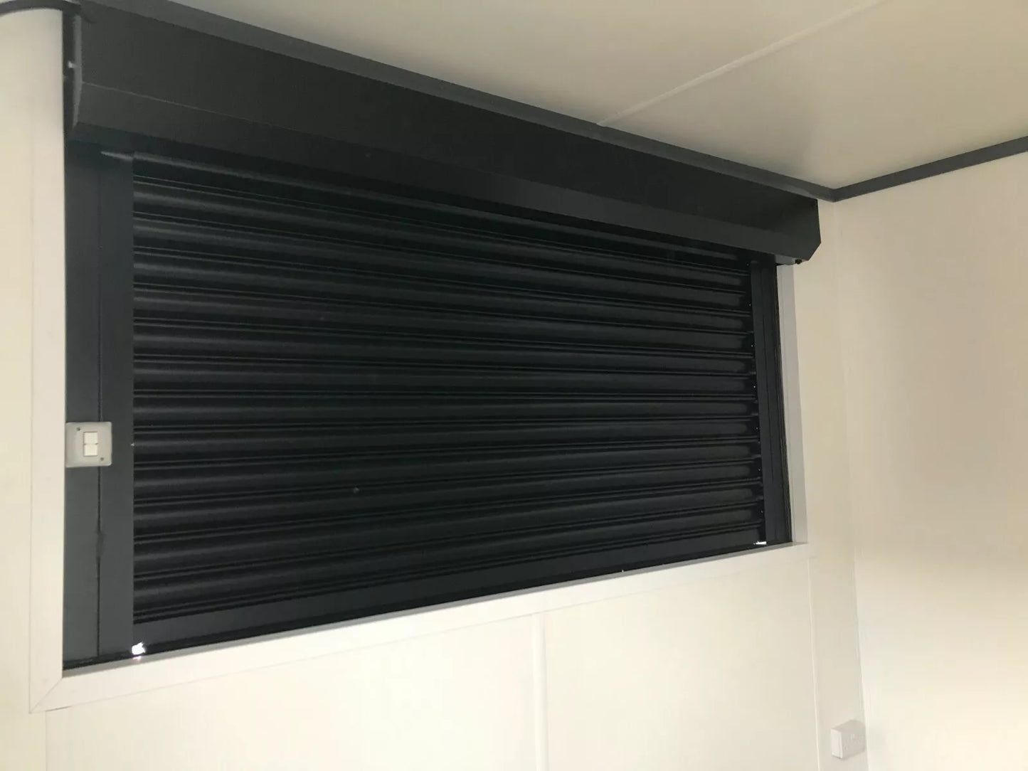 Professioneller Barcontainer 10 × 8 Fuß mit Holzverkleidung