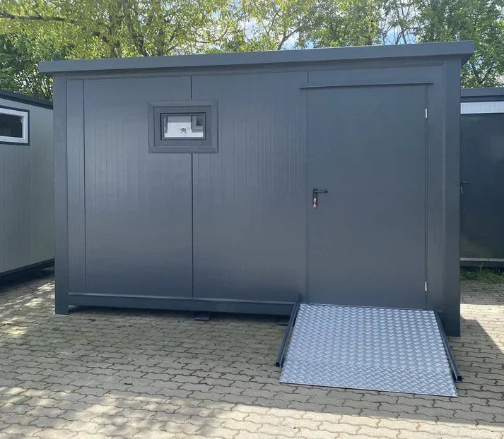 Barrierefreier Sanitärcontainer 4 × 2 m mit WC, Waschbecken und Zugangsrampe