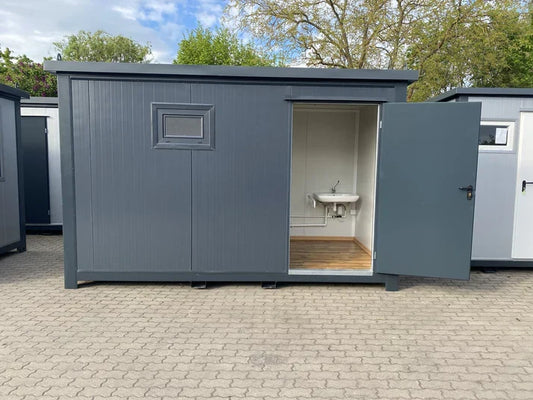 Barrierefreier Sanitärcontainer 4 × 2 m mit WC, Waschbecken und Zugangsrampe