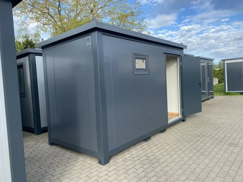 Barrierefreier Sanitärcontainer 4 × 2 m mit WC, Waschbecken und Zugangsrampe