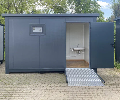 Barrierefreier Sanitärcontainer 4 × 2 m mit WC, Waschbecken und Zugangsrampe