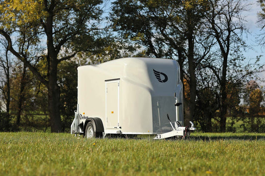 Debon Cargo 1300 Kofferanhänger – Pullman-2-Fahrwerk, Seitentür, 1.300 kg