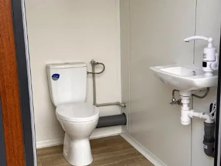 Pavillon-Sanitärcontainer 3,76 × 1,76 m mit 3 separaten WC-Kabinen