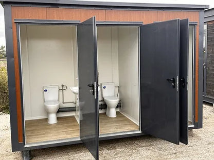 Pavillon-Sanitärcontainer 3,76 × 1,76 m mit 3 separaten WC-Kabinen