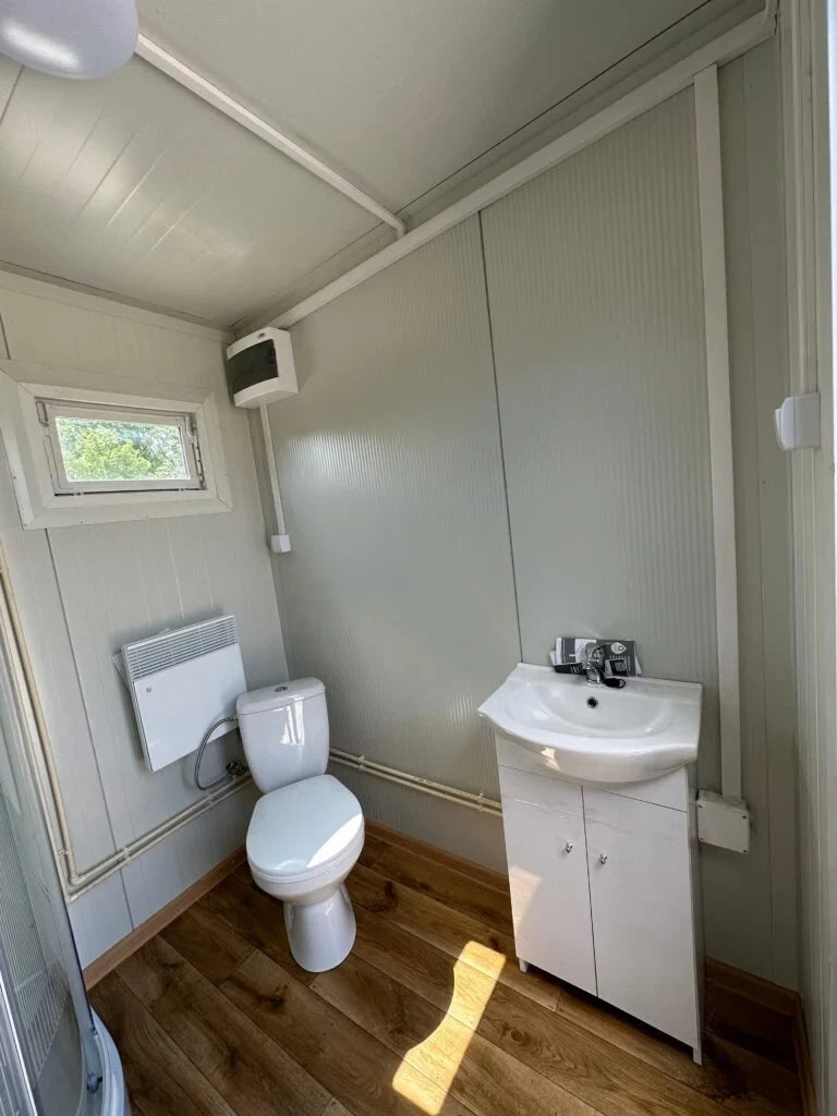 Sanitärcontainer 4,00 × 2,00 m mit 2 Duschen, WC und Abwassertank