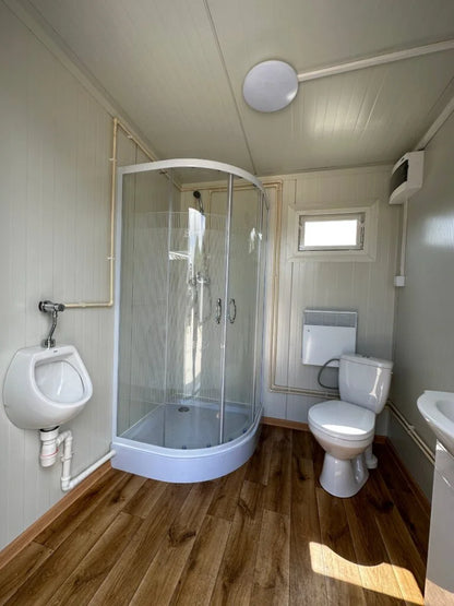 Sanitärcontainer 4,00 × 2,00 m mit 2 Duschen, WC und Abwassertank