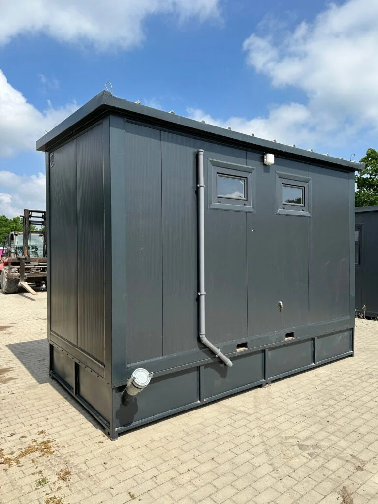 Sanitärcontainer 4,00 × 2,00 m mit 2 Duschen, WC und Abwassertank