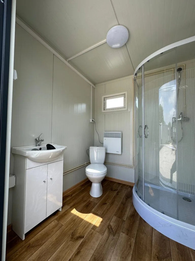 Sanitärcontainer 4,00 × 2,00 m mit 2 Duschen, WC und Abwassertank