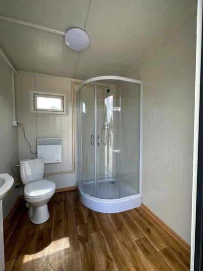 Sanitärcontainer 4,00 × 2,00 m mit 2 Duschen, WC und Abwassertank