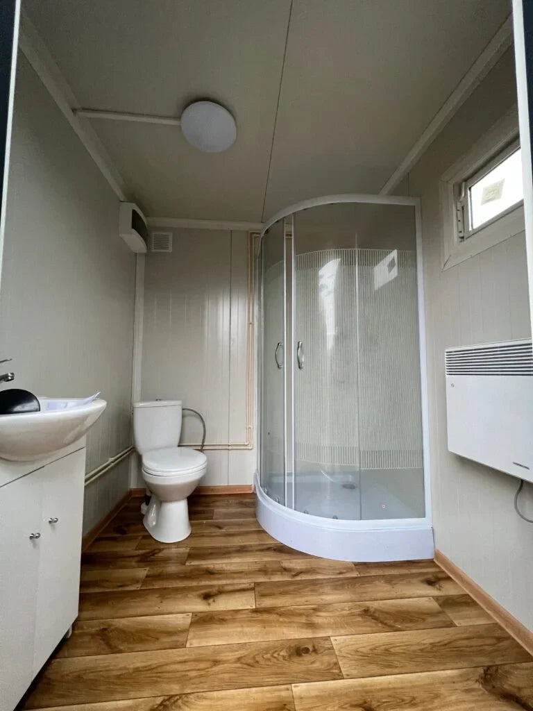 Sanitärcontainer 2,00 × 2,00 m mit WC, Dusche und Abwassertank