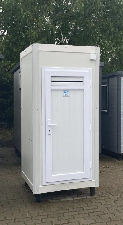 Kompakter Sanitärcontainer 1,20 × 1,15 m mit WC, Waschbecken und Elektroinstallation