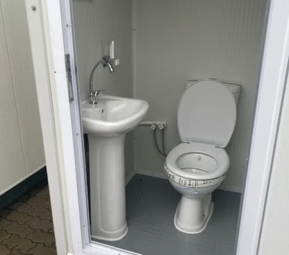Kompakter Sanitärcontainer 1,20 × 1,15 m mit WC, Waschbecken und Elektroinstallation