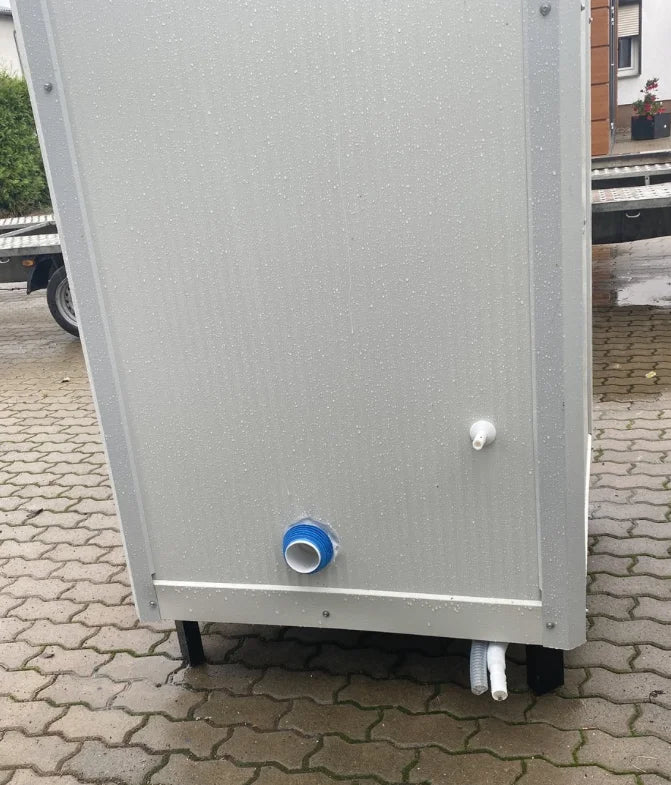 Kompakter Sanitärcontainer 1,20 × 1,15 m mit WC, Waschbecken und Elektroinstallation