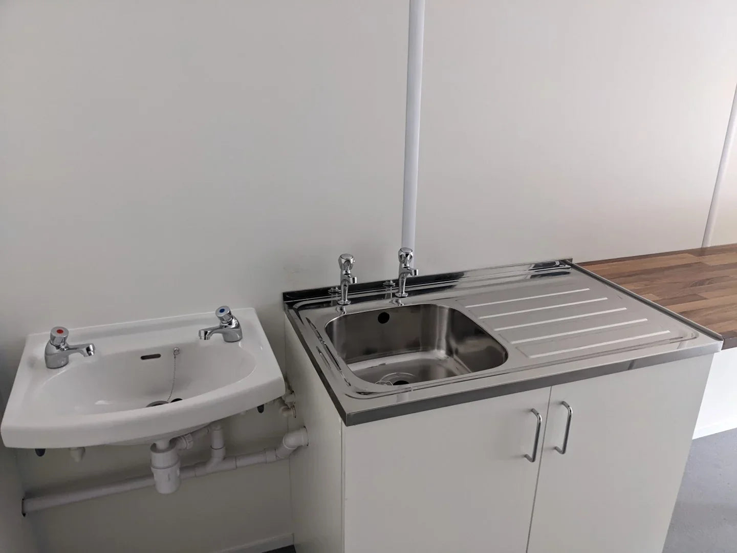 Professioneller 20-Fuß-Barcontainer mit zwei hochklappbaren Verkaufsklappen