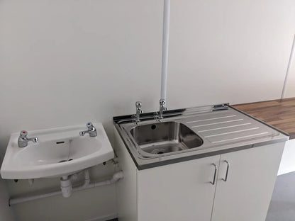 Professioneller 20-Fuß-Barcontainer mit zwei hochklappbaren Verkaufsklappen