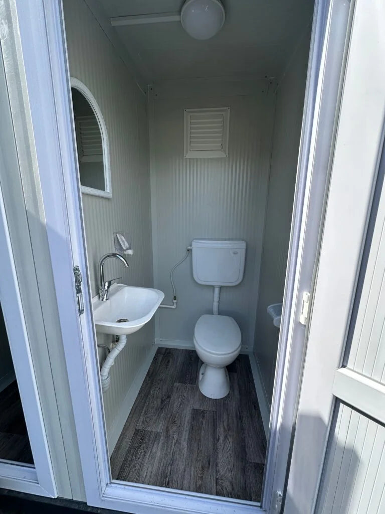 Doppel-Sanitärcontainer 2,20 × 1,30 m mit 2 WCs und 2 Waschbecken