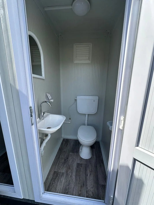 Doppel-Sanitärcontainer 2,20 × 1,30 m mit 2 WCs und 2 Waschbecken