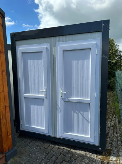 Doppel-Sanitärcontainer 2,20 × 1,30 m mit 2 WCs und 2 Waschbecken