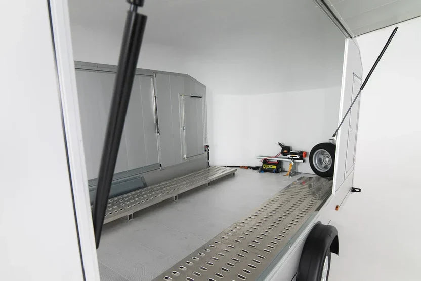 Debon Roadster 2000 geschlossener Autotransporter – 3.500 kg – Pullman-2-Fahrwerk