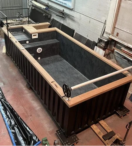 Rostande Containerpool 6,2 × 2,5 m – komplett ausgestatteter Pool mit Wärmepumpe