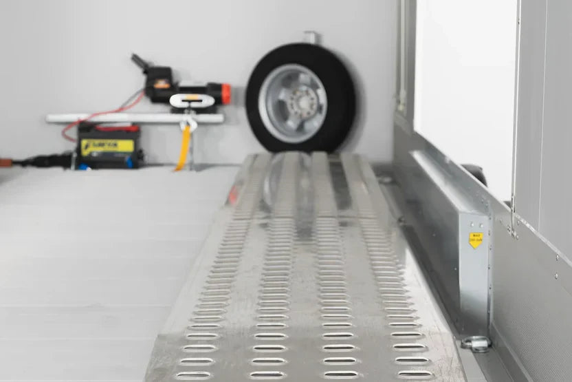 Debon Roadster 2000 geschlossener Autotransporter – 3.500 kg – Pullman-2-Fahrwerk