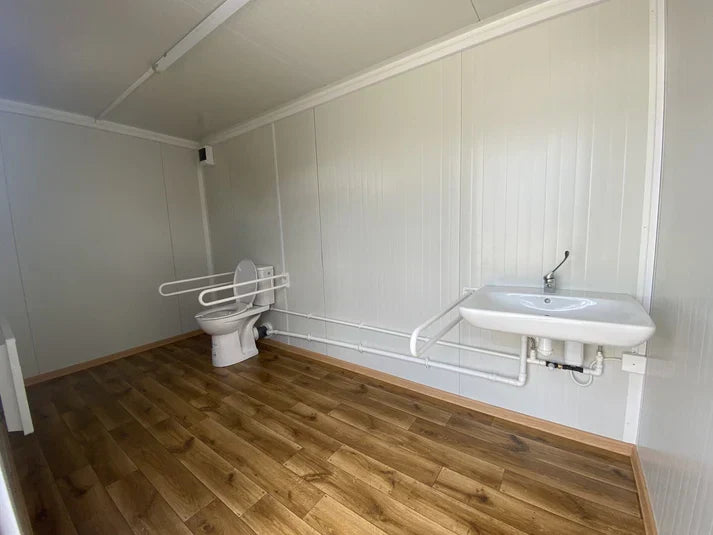 Barrierefreier Sanitärcontainer 4 × 2 m mit WC, Waschbecken und Zugangsrampe