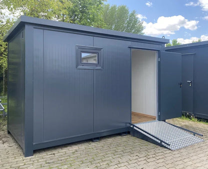 Barrierefreier Sanitärcontainer 4 × 2 m mit WC, Waschbecken und Zugangsrampe