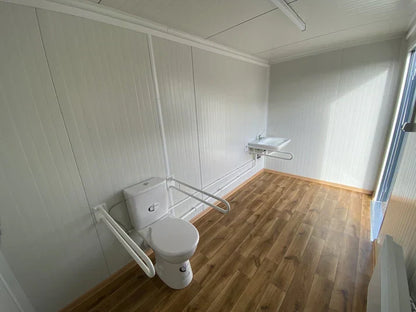 Barrierefreier Sanitärcontainer 4 × 2 m mit WC, Waschbecken und Zugangsrampe