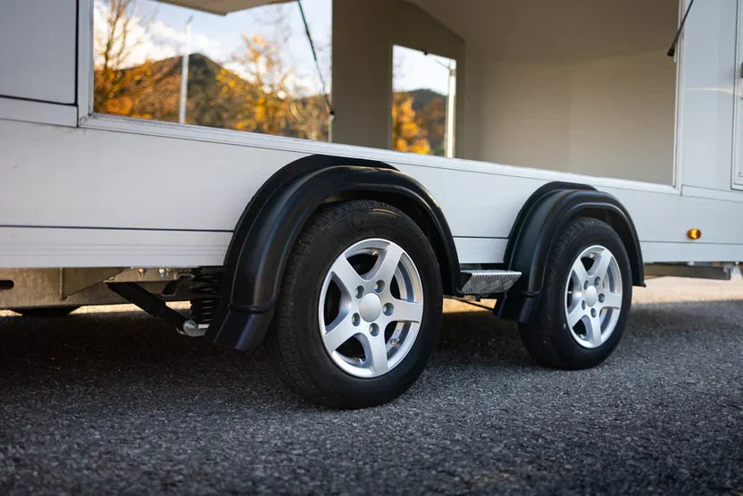 Debon Roadster 2000 geschlossener Autotransporter – 3.500 kg – Pullman-2-Fahrwerk