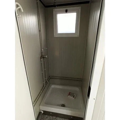 SDU-Sanitäreinheit 2,30 × 2,42 m mit WC, Dusche, Waschbecken und Urinal