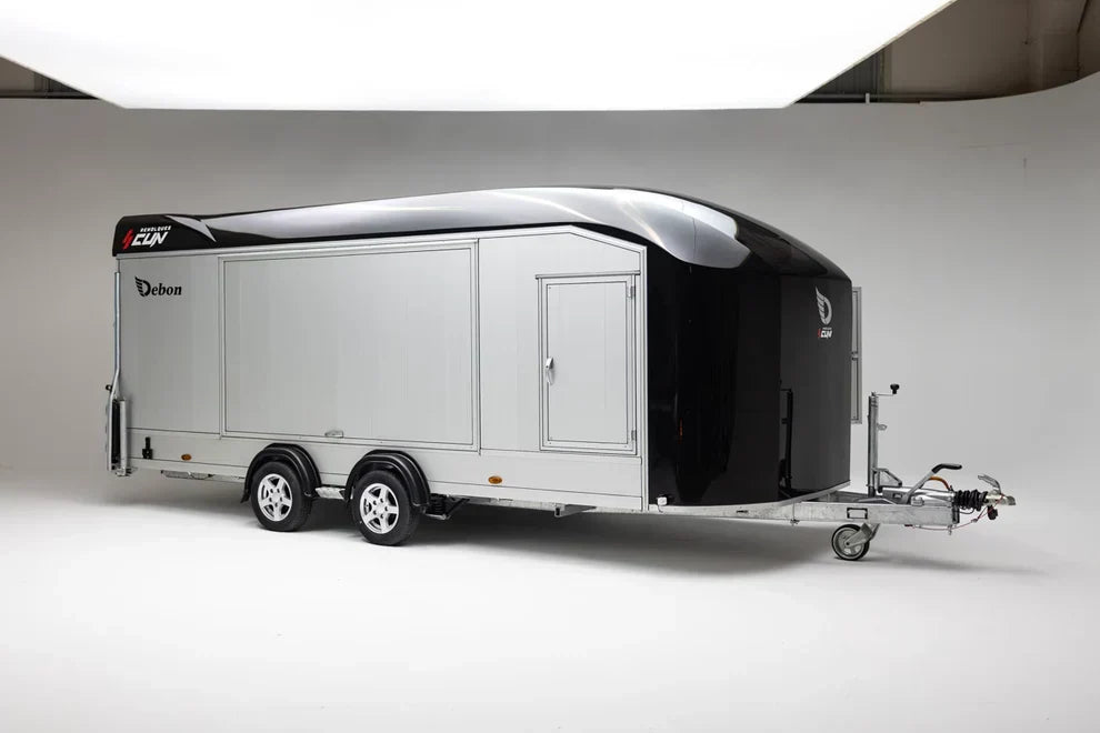 Debon Roadster 2000 geschlossener Autotransporter – 3.500 kg – Pullman-2-Fahrwerk