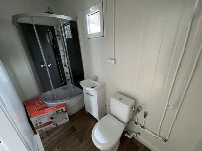 Wohn- und Bürocontainer 24 m² – 8 × 3 m – mit Bad und Küchenzeile