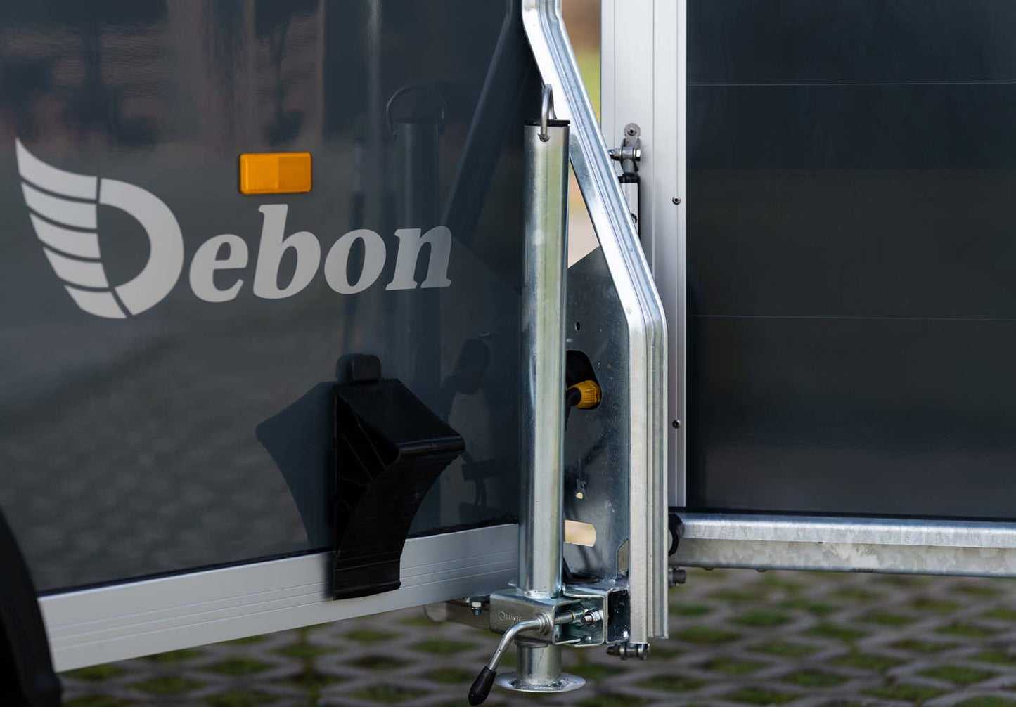 Debon Cargo 1300 Kofferanhänger – Pullman-2-Fahrwerk, Seitentür, 1.300 kg