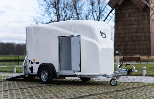 Debon Cargo 1300 Kofferanhänger – Pullman-2-Fahrwerk, Seitentür, 1.300 kg