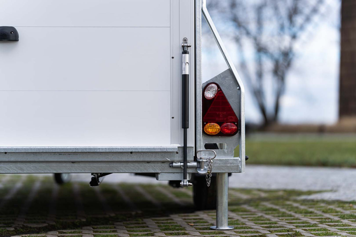 Debon Cargo 1300 Kofferanhänger – Pullman-2-Fahrwerk, Seitentür, 1.300 kg