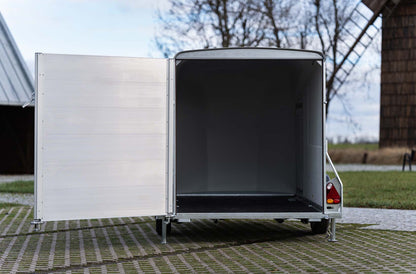 Debon Cargo 1300 Kofferanhänger – Pullman-2-Fahrwerk, Seitentür, 1.300 kg
