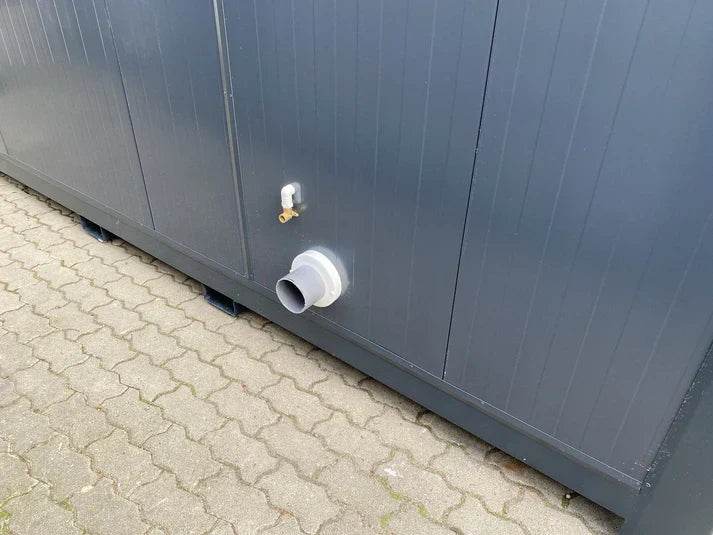 Barrierefreier Sanitärcontainer 4 × 2 m mit WC, Waschbecken und Zugangsrampe