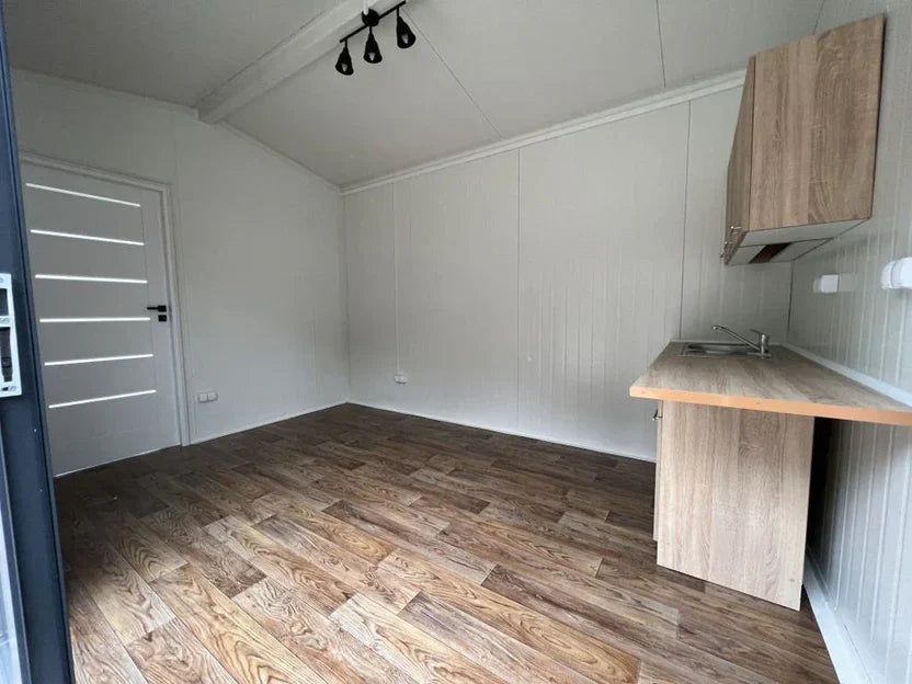 Wohn- und Bürocontainer 24 m² – 8 × 3 m – mit Bad und Küchenzeile