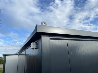 Barrierefreier Sanitärcontainer 4 × 2 m mit WC, Waschbecken und Zugangsrampe