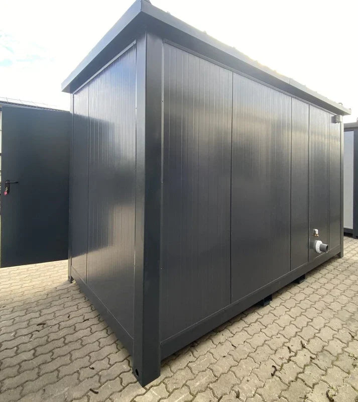 Barrierefreier Sanitärcontainer 4 × 2 m mit WC, Waschbecken und Zugangsrampe